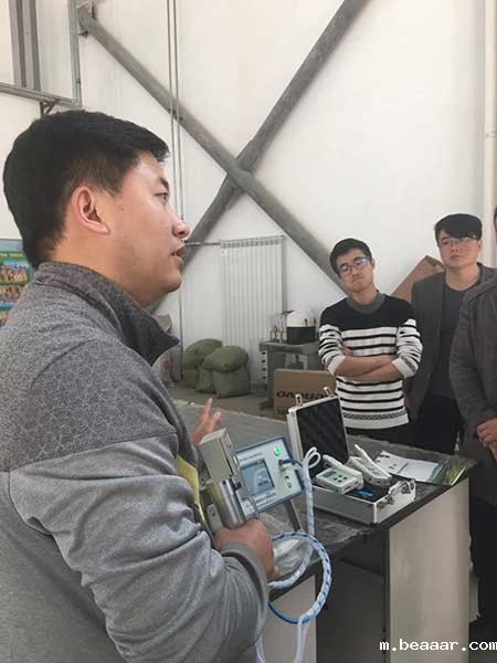 taptapcba工作人员为大家讲解光合作用测定仪